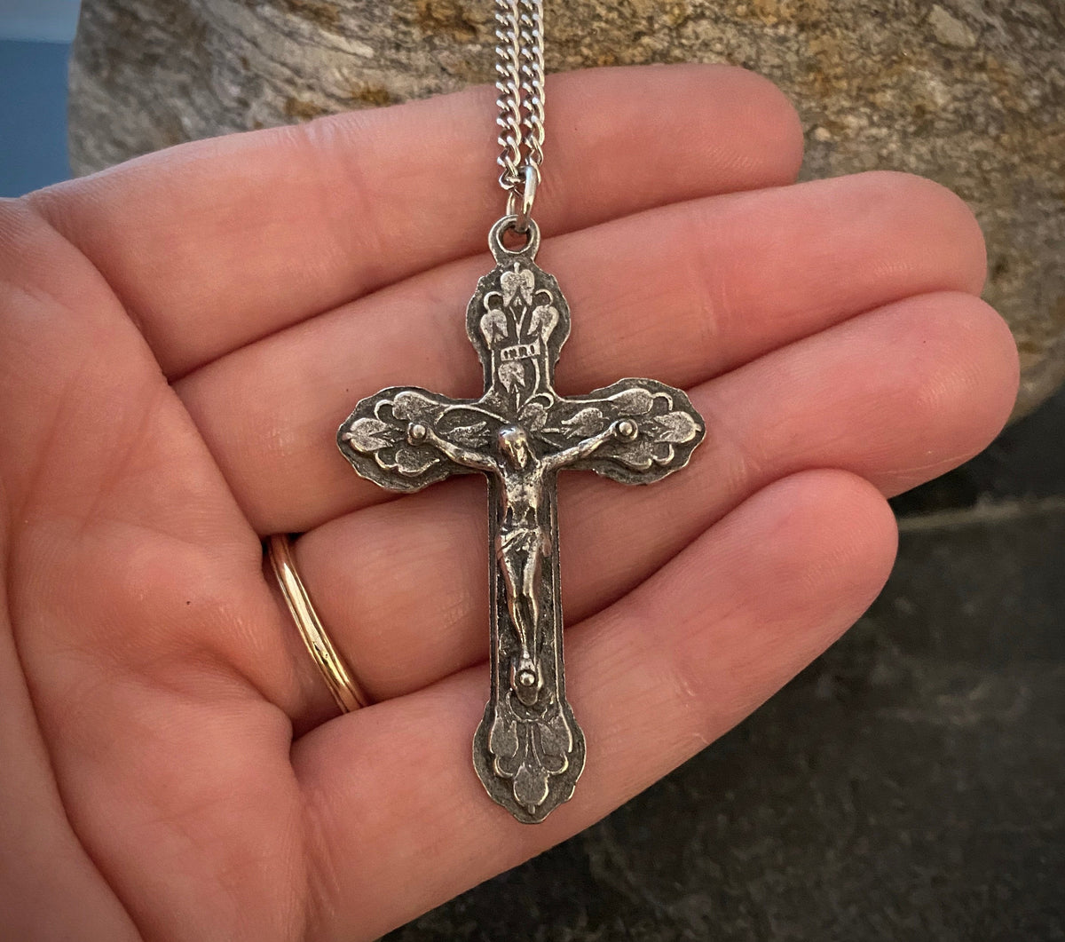 Men&#39;s necklace featuring a large decorative floral crucifix, unisex necklace, 20 to 24 inch chain, ST-015