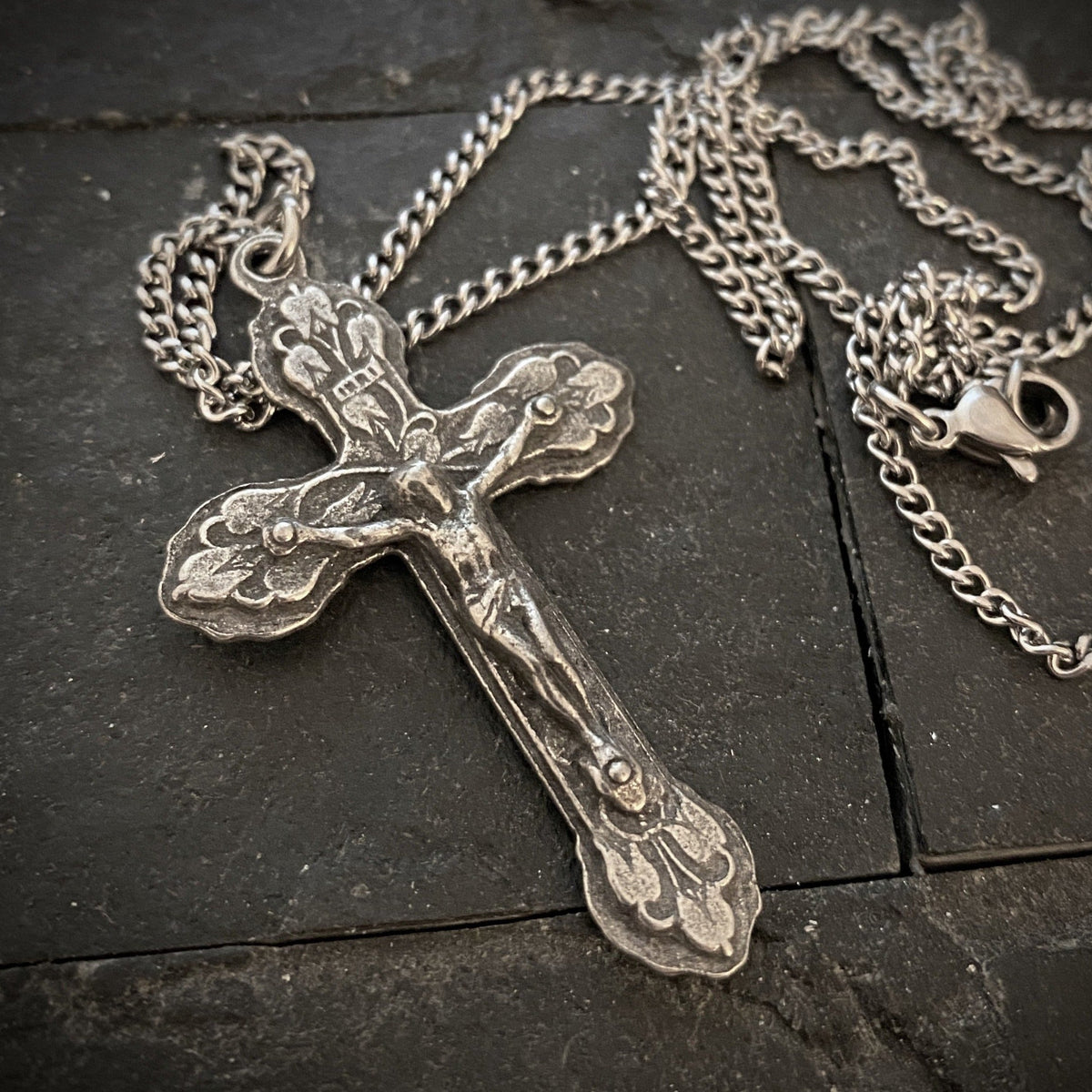 Men&#39;s necklace featuring a large decorative floral crucifix, unisex necklace, 20 to 24 inch chain, ST-015